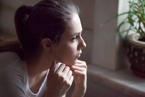 Sconvolto ragazza sentire giù avendo problemi di relazioni — Foto Stock