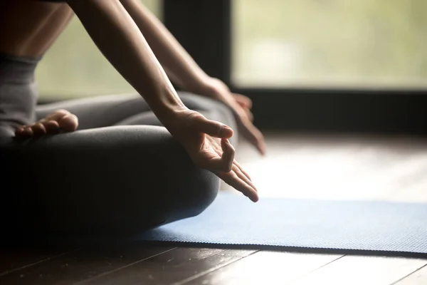 Mudra gesto zblízka, sportovní žena cvičí jógu — Stock fotografie