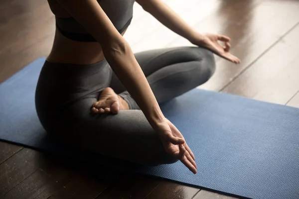 Sportovní žena dělá cvičení Ardha Padmasana Lotus — Stock fotografie