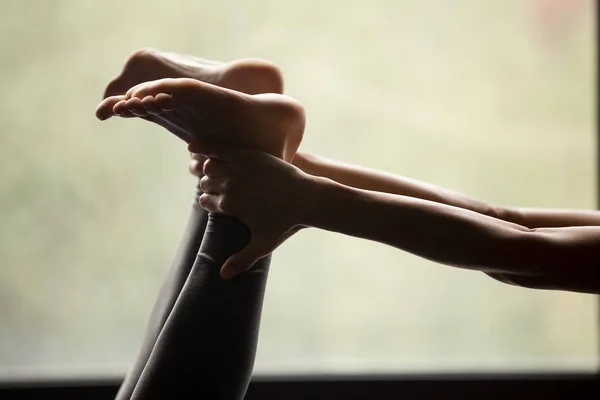 Young sporty woman doing foot and ankle strengthening exercises — Stock Photo, Image