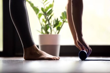 Kadın unrolling yoga mat, görünümü kadar yakın