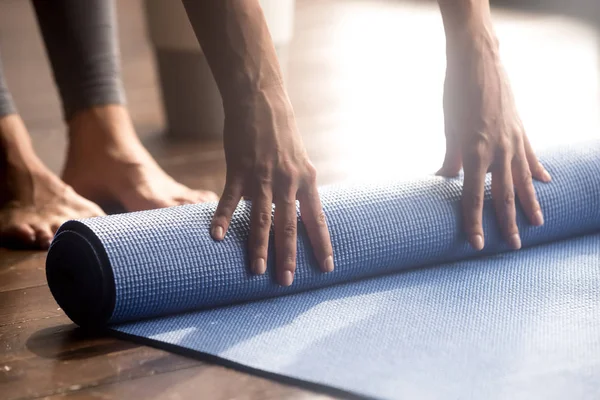 Blauwe fitness oefening mat, apparatuur voor sport trainingssessie — Stockfoto