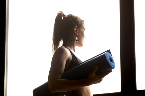 Sportowy kobietę niebieski Joga koncepcja mat, zdrowy styl życia — Zdjęcie stockowe
