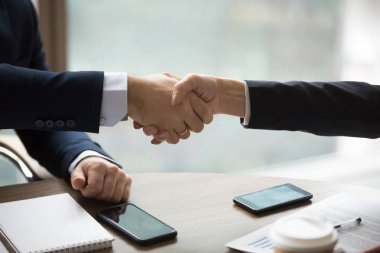 İki patron CEO'su erkek ve kadın el sıkışma kadar kapatın 