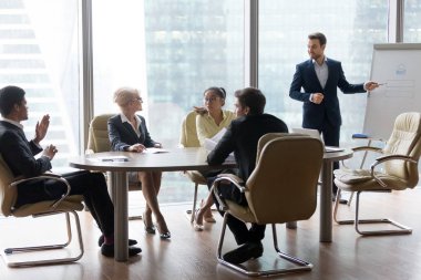 Yeni proje sunan başarılı takım lideri işadamı patronu 
