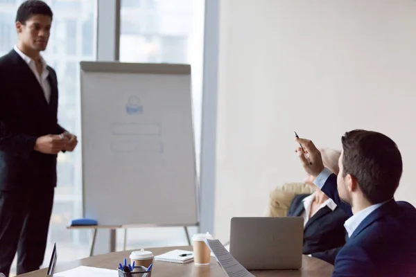 Worker raises hand to ask business coach — Stock Photo, Image