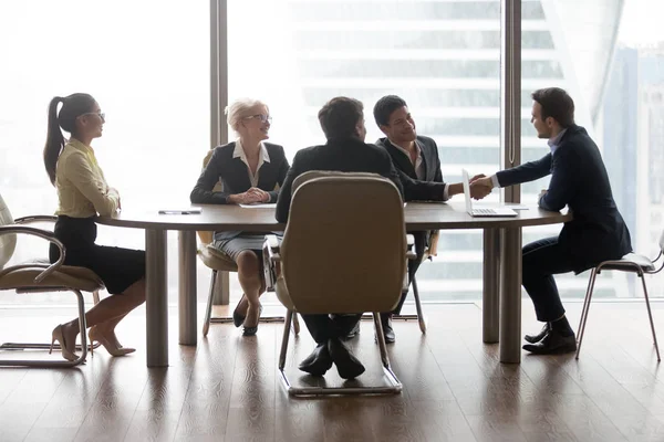 Lächelnde multiethnische Geschäftsleute bei Treffen — Stockfoto