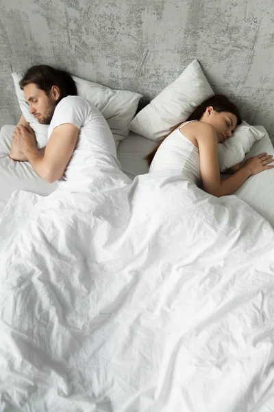 Незвичайна пара спить окремо уникаючи близькості в ліжку — стокове фото