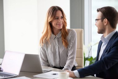 İş toplantısı sırasında gülüyor gülümseyen iş arkadaşlarınızla konuşmak