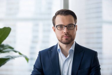 Ofiste poz ciddi emin işadamı portresi 