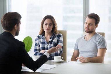 Memnun çift emlakçı tarafından sunulan evler ile mutsuz