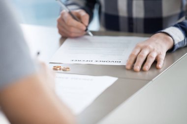 Kocanın boşanma kararı Office imzalama yakın çekim
