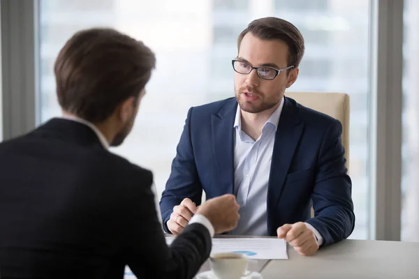 Gerichte zakenlieden onderhandelingen op bedrijfsstrategieën in kantoor — Stockfoto