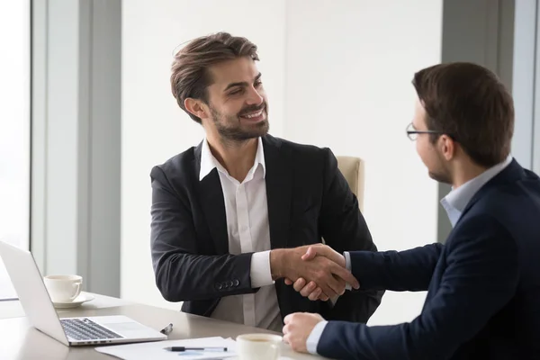 Happy business partners handskakning efter lyckat möte — Stockfoto