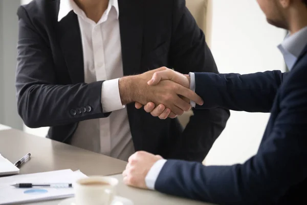 Primer plano de los socios comerciales estrechando la mano durante la reunión — Foto de Stock