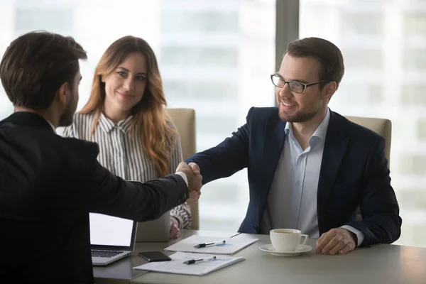 Parceiros de negócios cumprimentando handshaking na reunião no escritório — Fotografia de Stock