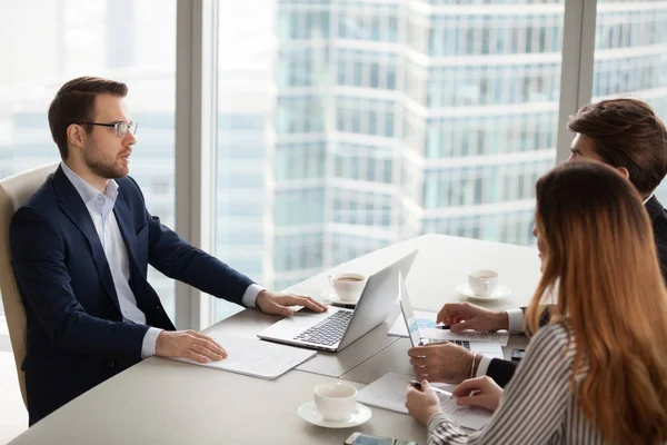 Biznesmen komunikacji z partnerami podczas spotkania w biurze — Zdjęcie stockowe