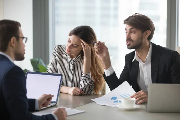 Mannelijke collega's betwisten tijdens bedrijf zakelijke bijeenkomst — Stockfoto