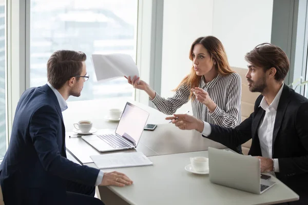 Los socios comerciales no están de acuerdo con el CEO de la empresa en términos de contrato — Foto de Stock