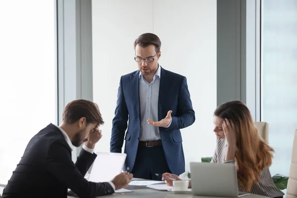 Loco hombre de negocios mostrar insatisfacción a socio en reunión — Foto de Stock