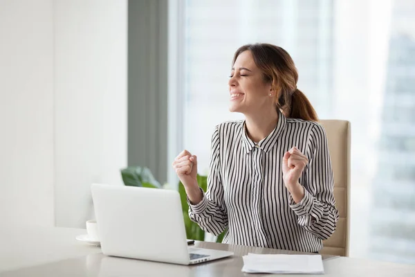 Emocionado mujer de negocios gesto celebrando empresa en línea succe —  Fotos de Stock