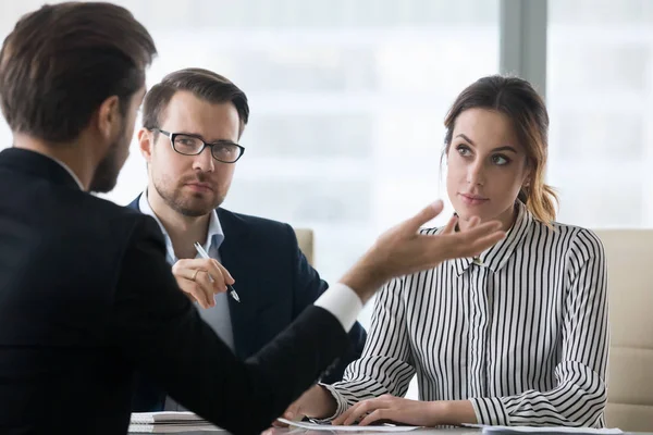 Maschio candidato di lavoro fare brutta prima impressione sui reclutatori — Foto Stock