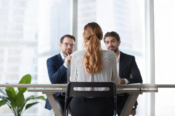 Entretien de candidate avec des employeurs douteux — Photo