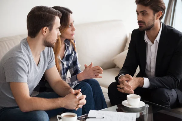 Duizendjarige paar ontmoeting met agent voor raadpleging — Stockfoto