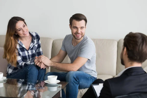 Pareja feliz cogida de la mano reconciliada después de terapia psicológica — Foto de Stock