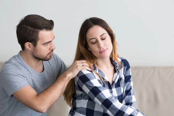 Amoroso marido comodidad y acariciar amada esposa en casa — Foto de Stock