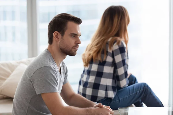 Marido reflexivo ignorar esposa pensando en romper — Foto de Stock