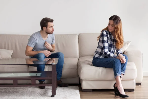 Enojado marido probando punto de vista durante la pelea con la esposa — Foto de Stock