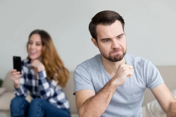 Mad husband suspect wife in cheating on phone — Stock Photo, Image