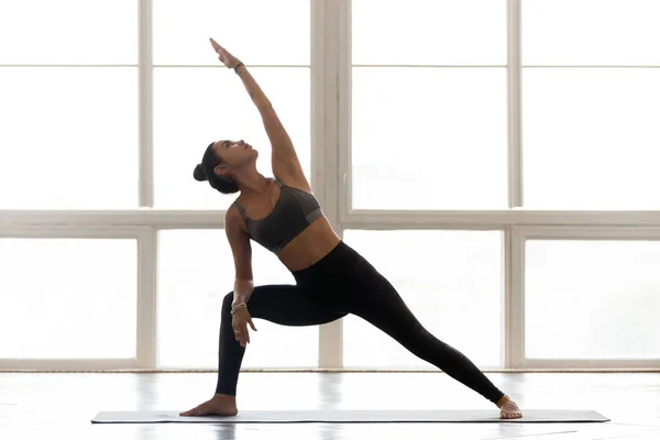 年轻的运动迷人的女人练习瑜伽, 做逆转战争 — 图库照片