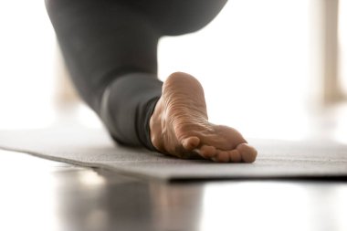 Ayak taban sportif kadın pratik yoga, yakın çekim