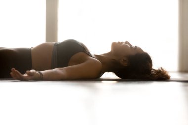 Genç çekici kadın pratik yoga, ceset poz, yakın çekim