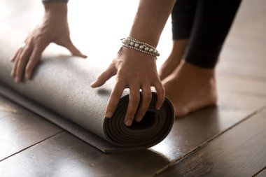 Katlama veya yoga meditasyon için fitness mat unrolling kız