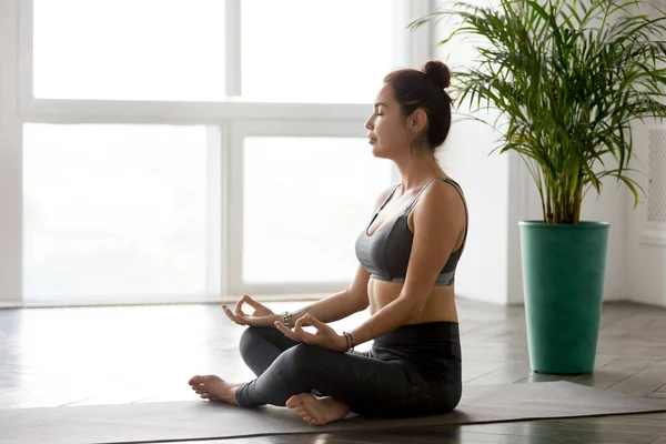 Mujer joven practicando yoga, haciendo ejercicio Easy Seat, Sukhasana — Foto de Stock