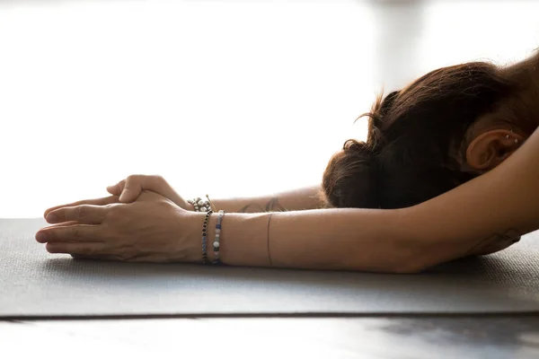 Mujer joven practicando yoga, haciendo ejercicio de meditación — Foto de Stock