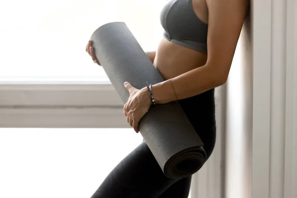 Mujer Deportiva Sosteniendo Yoga Colchoneta Fitness Antes Hacer Yoga Hacer — Foto de Stock