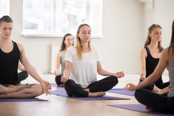 Grupo Jóvenes Deportistas Que Practican Clases Yoga Con Instructor Haciendo — Foto de Stock