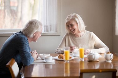 Seven sağlıklı sabah kahvaltıda sahip üst düzey çift gülümseyen