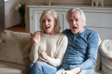 Yeni reality show tele üzerinde izlerken hayrete üst düzey çift şaşırttı