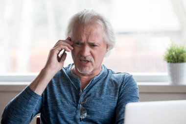 Kızgın komuta sizde sorun üzerinde şikayet telefonu konuşurken savunarak