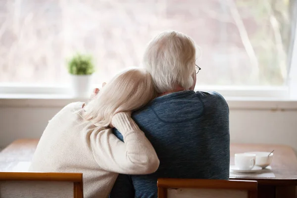 Vista trasera en pareja de pelo gris senior relajándose en casa —  Fotos de Stock