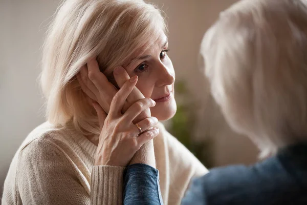 Milující starší manžel dotýkání tváře věku žena dává podporu — Stock fotografie