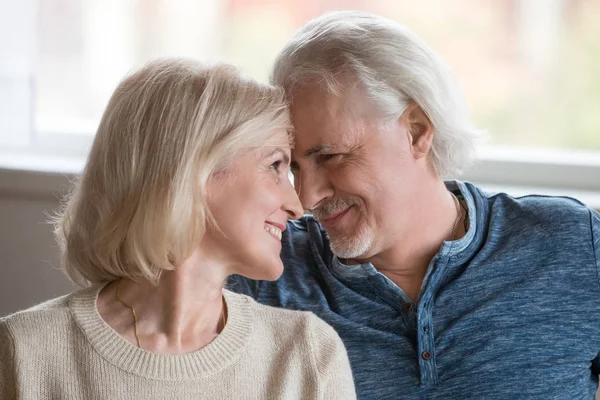 Ευτυχισμένος μέσης ηλικίας Ρομαντικό ζευγάρι αγγίζοντας μύτες απολαμβάνοντας sincer — Φωτογραφία Αρχείου