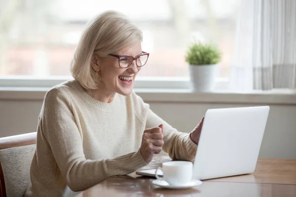 Glücklich reife Geschäftsfrau aufgeregt Lesen guter Nachrichten Blick auf — Stockfoto