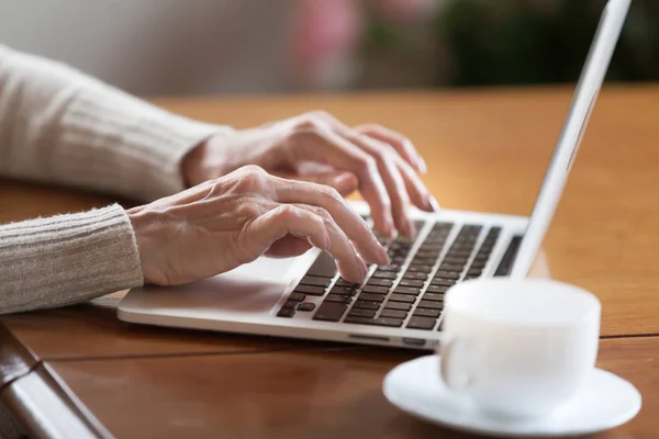 Close Van Volwassen Vrouwelijke Handen Tekst Typen Toetsenbord Senior Ouderen — Stockfoto