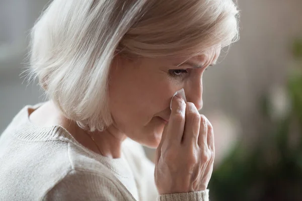 Triste mulher idosa chorando chorando enxugando lágrimas luto amor perdido — Fotografia de Stock